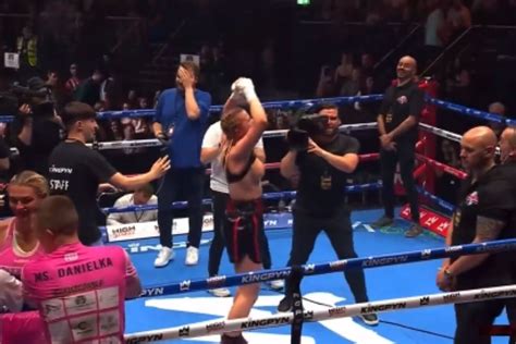 daniela hensley flash|Boxing: Daniella Hemsley flashes crowd after Kingpyn。